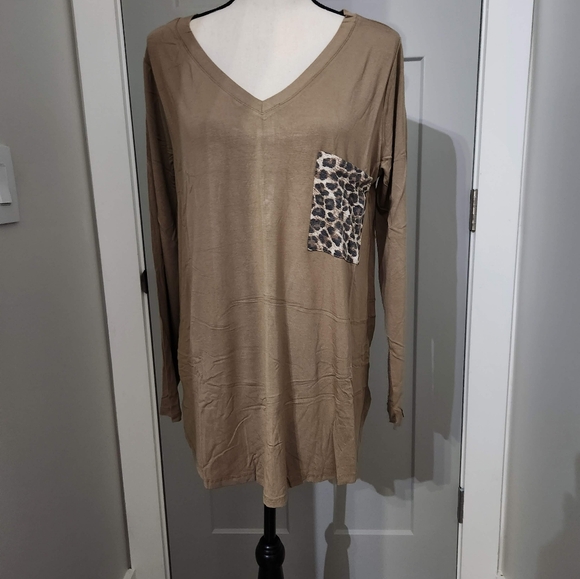 Zenana 1X brown v neck long sleeved shirt w/ leopard pocket. NWT - Picture 2 of 5